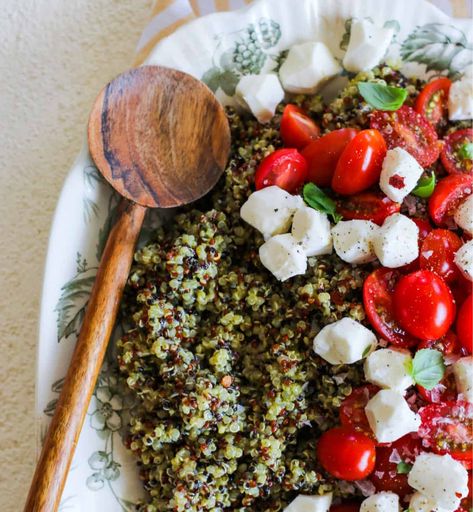 Easy Pesto Quinoa Salad with Tomatoes & Fresh Mozzarella Quinoa Mozzarella Salad, Pesto Quinoa Salad, Orzo Mozzarella Tomato Salad, Pesto Chicken Tomato Mozzarella, Arugula Mozzarella Tomato Salad, Pesto Quinoa, Fresh Mozzarella Recipe, Gf Sides, Mozzarella Recipe