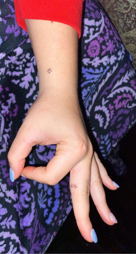 Dollar Sign Finger Tattoo, Dollar Sign Tattoo, Sign Tattoo, Stick N Poke, Dollar Sign, Stick And Poke, Face Tattoo, Little Tattoos, Short Natural Hair Styles