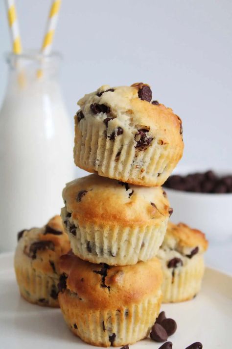 Air Fryer Chocolate Chip Muffins Twix Cupcakes, Choc Chip Muffins, Air Fryer Recipes Dessert, Chocolate Deserts, Chocolate Chip Cupcakes, Chocolate Chip Muffin Recipe, Air Fryer Oven Recipes, Air Fryer Recipes Easy, Air Fryer Recipes Healthy