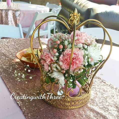 Crown Center Piece Ideas, Crown Centerpiece Ideas, Quinceanera Centerpieces Ideas, Ideas For Quinceanera, Quince Colors, Quinceañera Party Ideas, Centerpieces Quinceanera, Rose Gold Centerpiece, Princess Centerpieces