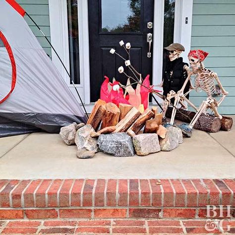 Spooky Outdoor Halloween Decorations, Simple Outdoor Halloween Decor, Skeleton Display, Outdoor Skeleton, Dog Skeleton Halloween, Outdoor Halloween Decorations, Halloween Skeleton Decorations, Spooky Skeleton, Paper Streamers