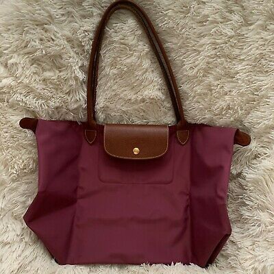 Red Longchamp Bag Outfit, Longchamp Colors, Burgundy Longchamp, Longchamp Bag Outfit, Collage Bag, Long Champ Le Pliage, Le Pliage Longchamp, Long Champ Bag, Wishlist Clothes