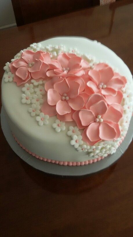 Fondant Flowers On Cake, Strawberry Roll Cake, Buttercream Cake Designs, Fondant Flower Cake, Fondant Cake Designs, Buttercream Flower Cake, Cupcake Cake Designs, Elegant Birthday Cakes, Creative Cake Decorating