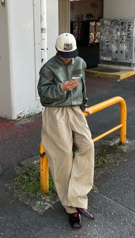 Japan Outfit For Men, Japanese City Boy Style, Paris Fashion Week 2023 Street Style, Japan Streetwear Men, Cityboy Style Japan, City Boy Outfits, Americana Fashion Men, Japanese Street Fashion Men, Aesthetic Male Outfits