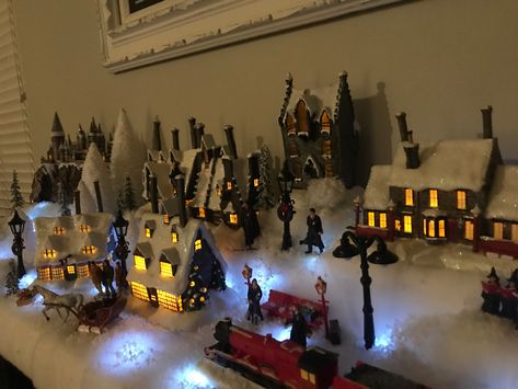 Harry Potter Christmas Village, Harry Potter Village, Christmas Village Diy, Hogsmeade Village, Harry Potter Miniatures, Miniature Village, Harry Potter Bedroom, Diy Christmas Village, Christmas Village Display