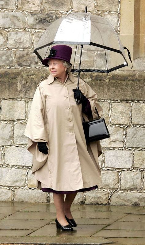 Princesa Elizabeth, Holding An Umbrella, Queen Hat, Rainha Elizabeth Ii, Queen E, Hm The Queen, Fashion Umbrella, Royal Family England, Elisabeth Ii