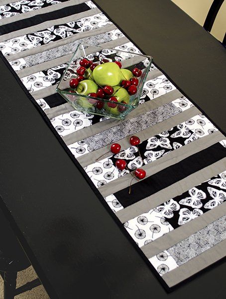 Diy Sewing Table, Table Runner Tutorial, Table Runner Diy, Modern Table Runners, Patchwork Table Runner, Project Table, Quilted Table Runners Patterns, Sewing Projects Free, Trendy Sewing