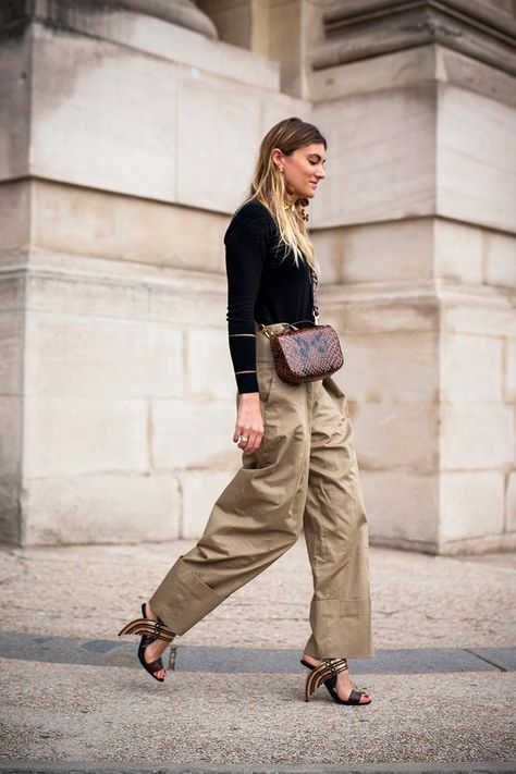 These are the french girl outfits that we're copying ASAP. Loving these relaxed trousers, black sweater, and snakeskin bag. Fall Outfits Inspiration, French Girl Outfits, Style Fall Outfits, Marlene Hose, Outfits New York, Outfit Inspiration Women, Genderless Fashion, French Outfit, Paris Fashion Week Street Style