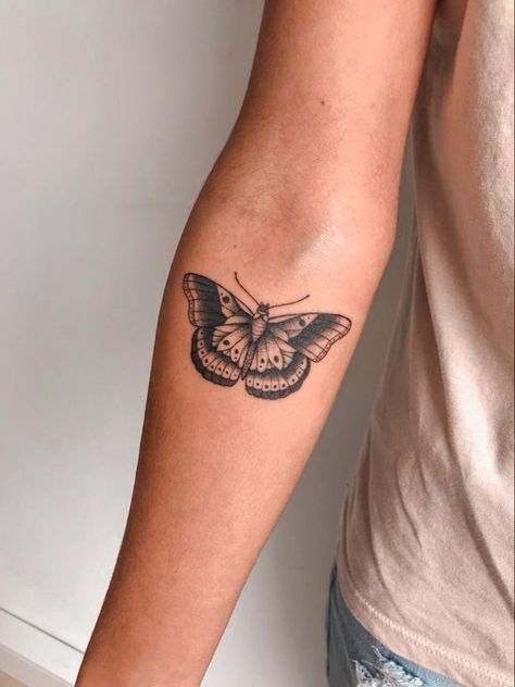 Hs Butterfly Tattoo, Harry Styles Moth Tattoo, Harry Styles Butterfly Tattoo, Harry Styles Tattoos Inspiration, Harry Styles Inspired Tattoos, Butterfly Tattoo Arm, Harry Styles Butterfly, Butterfly Thigh Tattoo, Harry Tattoos