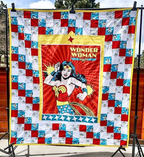 Quilt, Wonder Woman | https://etsy.me/35oIXiw Wonder Woman Quilt Pattern, Wonder Woman Quilt, Superhero Quilt, Flash Superhero, Patchwork Quilt, Quilt Ideas, Machine Quilting, Quilt Pattern, Harley Quinn