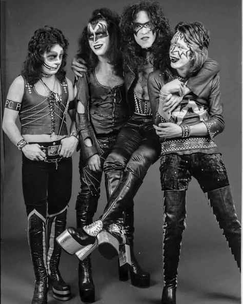 Kiss Archives (@kiss_archives) • Instagram photos and videos Kiss 80s, Kiss Group, Band Kiss, League Of Heroes, John Lennon Yoko Ono, Vinnie Vincent, Kiss Images, Kiss Dress, Eric Carr