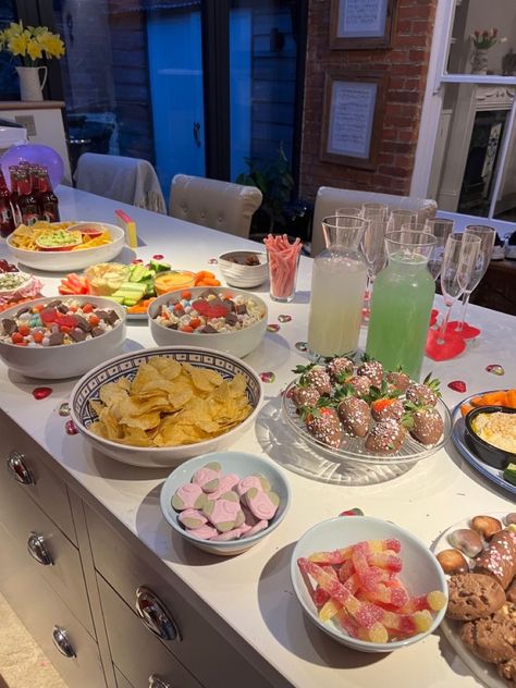 Aesthetic Party Food Ideas, Small House Party Setup, Heartstopper Watch Party, Watch Party Aesthetic, House Party Food Ideas, At Home Birthday Dinner, Small House Party, House Party Food, Birthday Dinner At Home