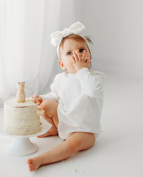 First Birthday Pictures At Home, Simple Cake Smash Photoshoot, Diy First Birthday Photoshoot, Diy Cake Smash Photoshoot, First Birthday Cake Smash Photoshoot, Smash Cake Pictures, White Cake Smash, Birthday Cake Smash Photoshoot, Trailer Inside