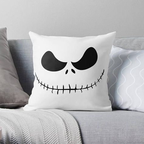 Image Moldes Halloween, Jack The Pumpkin King, Christmas Throw Pillow, Adornos Halloween, Halloween Autumn, Christmas Throws, Halloween Pillows, Theme Halloween, Throw Pillows Christmas