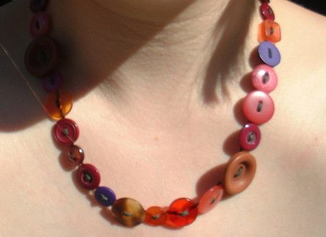 Button Necklace by Old Hall Rd {aka bluebirdbiff}, via Flickr Jewelry With Buttons, Button Necklace Diy, Button Choker, Button Necklaces, Button Art Projects, Button Jewellery, Hippie Crafts, Button Accessories, Button Necklace