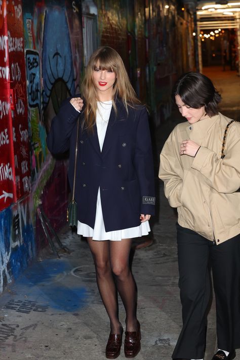 Taylor Swift Casual Style, Taylor Swift Casual Outfits, Taylor Swift And Gracie Abrams, Taylor Swift Casual, Taylor Swift Street Style, Taylor Outfits, Parisian Chic Style, Famous Outfits, Taylor Swift Web