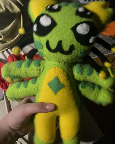 THE GNARP IS DONE. I have worked on this project for a while and its very exiting to finaly see it end, i am super proud of the finished product and will make more complecated things in the future. #gnarpy #gnarpyregretevator #gnarpyfanart #regretevator #plushie Making Plushies, Diy Plushies, Plush Sewing, Plushies Diy, Felt Plushie, Felt Plush, Diy Plush Dolls, Cute Alien, Animal Sewing Patterns