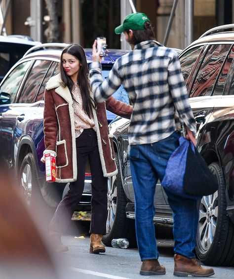 Strike a Pose from Olivia Rodrigo and Louis Partridge Pack on PDA in NYC on E! Online Louis Partridge, New York Graffiti, New York Style Pizza, Mexican Girl, New Boyfriend, Partridge, Olivia Rodrigo, Celebrity Couples, Gilmore Girls