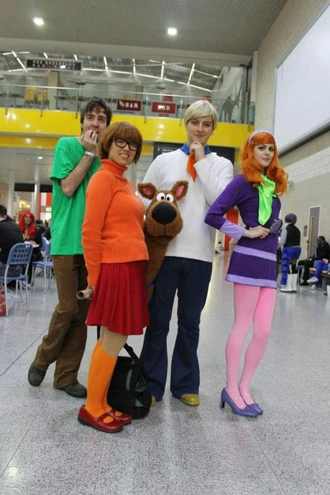 100 DIY Halloween Costumes for Kids and Adults for your #squadghouls to create a haunt mess - Hike n Dip Velma Cartoon, Velma Costumes, Gang Costumes, Diy Halloween Costumes For Girls, Scooby Doo Costumes, Scooby Gang, Meme Costume, Scooby Doo Halloween, Daphne Costume