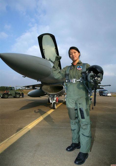 Stunning Female Fighter Pilots From Around The World- You'll Fall In Love - World War Wings Woman Worrier, Futuristic Plane, Woman Pilot, Usaf Thunderbirds, Pilot Uniform, Korean Air, Female Pilot, Female Fighter, Army Women