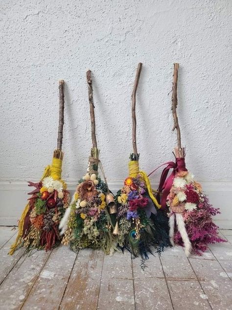 Thanksgiving Decorations Outdoor, Pagan Crafts, Deco Nature, Witchy Crafts, Garden Decor Diy, Creation Deco, Tree Lights, Witchy Decor, Wedding Rustic