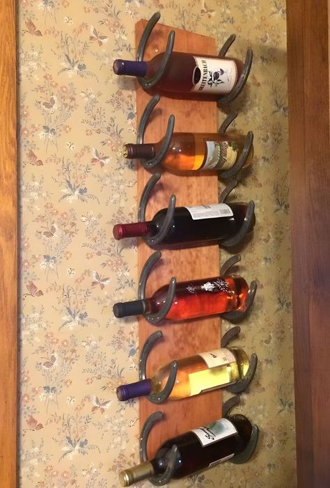 Horse Shoe Shelves, Horse Shoe Wine Bottle Holder, Hangout Space, Home Bar Ideas, Horseshoe Crafts Projects, Western Bedroom Decor, Horseshoe Projects, Western Crafts, Horseshoe Decor