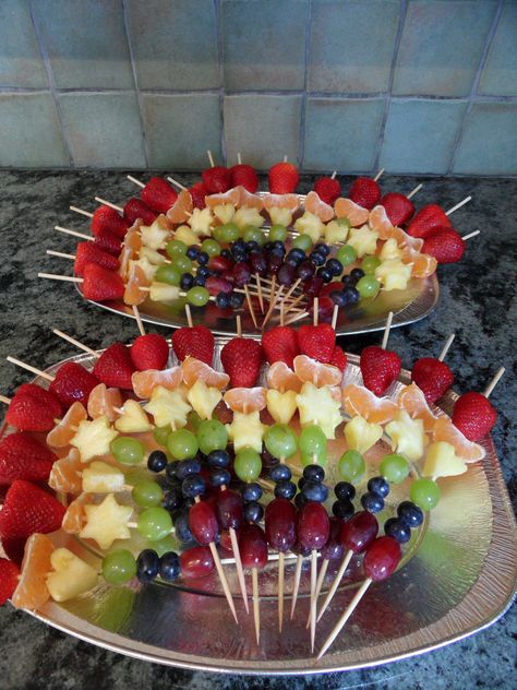 Rainbow fruit kebabs Fruit Kebabs Ideas, Fruit Kebabs Ideas Skewers, Fruit Kebab, Fruit Buffet, Kebab Sticks, Amazing Food Platters, Fruit Kebabs, Fruit Platter Designs, Decorações Com Comidas