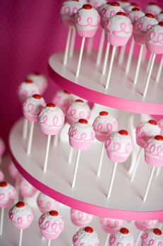 Cake pop presentation Cake Pop Display, Petite Fours, Diy Cake Pops, Pink Cake Pops, Cake Pop Displays, Pop Cakes, Display Tower, Carnival Ideas, Cupcake Tiers Stand