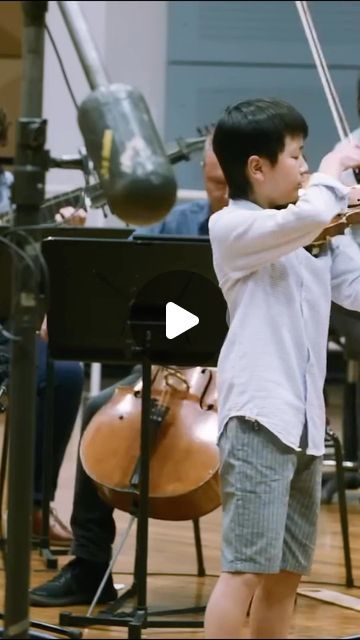 Unisonuz on Instagram: "❄️🎻Young Christian Li plays Vivaldi
Winter and leads the orchestra @christianliviolin 🔥🔥🔥
.
Follow @unisonuz_org to see more musical content ❤️
.
.
.
.
.
.
#music #classicalmusic #prodigy #vivaldi #fourseasons #winter #orchestra #conductor #violin #performance #art #artistsoninstagram #instalike #reels #instagram" Violin Performance, Vivaldi Winter, Orchestra Conductor, Reels Instagram, The Four Seasons, Violinist, Soul Music, Classical Music, Performance Art