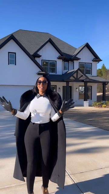 Black Luxury Real Estate Agent, Black Real Estate Women Outfits, Real Estate Girl Aesthetic, Quiana Watson Outfits, Real Estate Agent Outfits Black Women, Real Estate Woman Aesthetic, Real Estate Agent Black Women, Real Estate Baddie, Real Estate Aesthetic Black Women