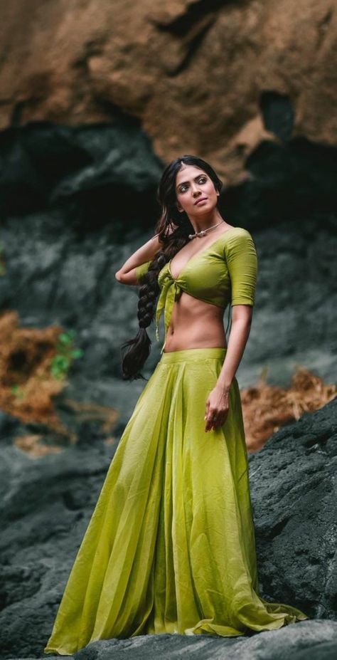 ActrssHD on Twitter: "Malavika 💫💚🤩😘🔥💫… " Malvika Mohanan, Malavika Mohanan, Pinup Poses, Curvy Dress, Indian Actress Hot Pics, Beautiful Saree, Indian Beauty Saree, Desi Beauty, Bollywood Fashion