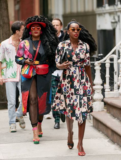 Mismatch Shoes, Petite Bloggers, Dark Floral Dress, Street Vibes, Afro Style, Shoes Outfit, Womenswear Fashion, Street Style Paris, Autumn Street Style