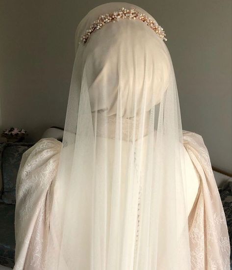 Muslim Wedding Dress Hijab Bride, Headpiece Hijab, Wedding Dresses Fit, Wedding Hijab Styles, Bridal Hijab Styles, Muslim Wedding Gown, Nikah Outfit, Modest Wedding Dresses With Sleeves, Muslimah Wedding Dress