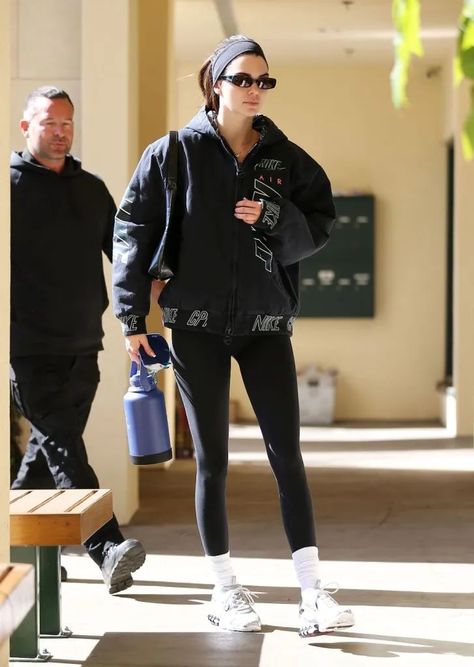 Oversized Nike Hoodie, Hoodie With Leggings, Oversized Nike, Cosy Outfit, Nike Kicks, Black And White Nikes, Monochromatic Outfit, Headband Outfit, Chic Vibes