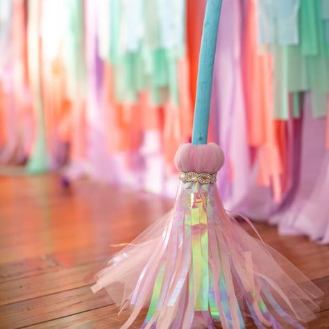 Pastel Color Halloween Decor, Pastel Witch Decor, Pastel Halloween Decorations Diy, Pastel Witch Costume, Pastel Halloween Wreath, Pastel Halloween Birthday Party, Pink And Black Halloween Decor, Pastel Halloween Aesthetic, Pink Halloween Decorations