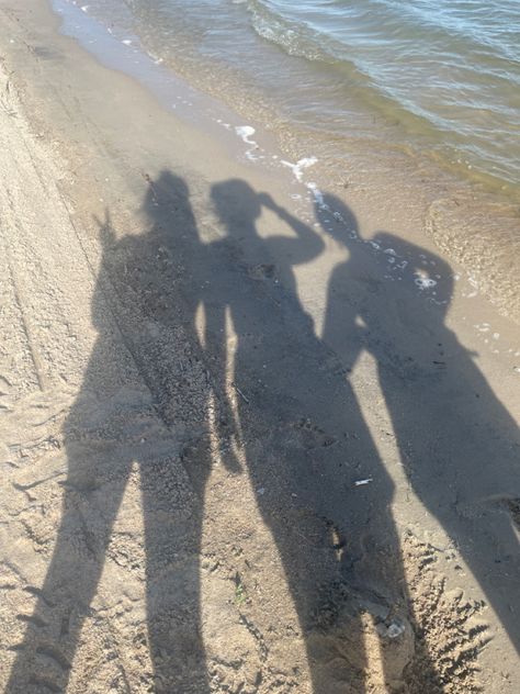 #bestfriends #beach #beachday #beachlife #lake #trio Trio Friends Beach, Three People Beach Poses, Trio At The Beach, Family Beach Day Aesthetic, Trio Beach Pics, Trio Best Friends Aesthetic, Best Friend Trio, Friend Trio, Julia Ma