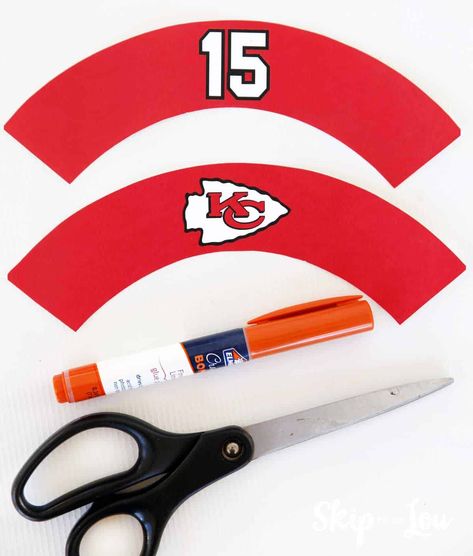 free printable chiefs cupcake wrappers scissors glue Kansas City Chiefs Cupcakes, Chiefs Cupcakes, Super Bowl Cupcake, Homemade Chocolate Buttercream Frosting, Cupcake Supplies, Skip To My Lou, Football Theme Party, Craft Templates, Cupcake Wrapper