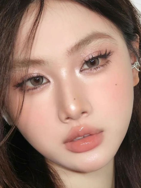 glitter eyeshadow look: soft coral Asian Makeup Party, Korean Party Makeup, Eyeshadow Looks Asian, Soft Korean Makeup Look, Soft Glitter Makeup, Grad Makeup Looks, Soft Ethereal Makeup, Graduation Makeup Looks, Soft Makeup Ideas