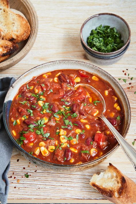 Dieses vegetarisches Chili con Carne steht dem Original in nichts nach! In 40 Minuten ist der Klassiker mit Bohnen und Mais zubereitet und himmlisch würzig! Das Beste: Unser leckeres Rezept ist von Haus aus vegan! Chili Sin Carne, Vegan Chili, Tortellini, Soul Food, Food Inspiration, Slow Cooker, Chili, Good Food, Food And Drink