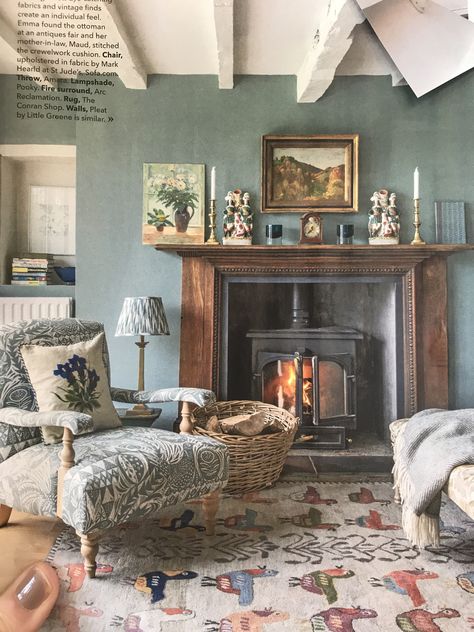 Light Blue Cottage Living Room, Swedish Living Room, Lioness Painting, English Country House Interior, Dix Blue, Cottage House Interior, Bay Window Living Room, Country Style Interiors, Fire Surround