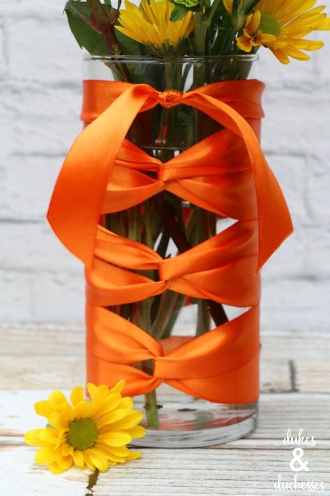 Vase Decoration Ideas, Ideas With Ribbon, Crystal Wedding Dress, Vase Decoration, Easy Christmas Wreaths, Ribbon Wrap, Ribbon Art, Manualidades Diy, Vase Centerpieces