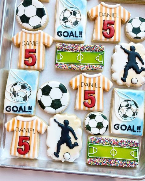 Soccer Cookies, Sports Cookies, Royal Iced Cookies, Sports Theme Birthday, Sport Cakes, Graduation Cookies, Sugar Cookie Designs, Football Birthday, Baby Shower Gifts For Boys