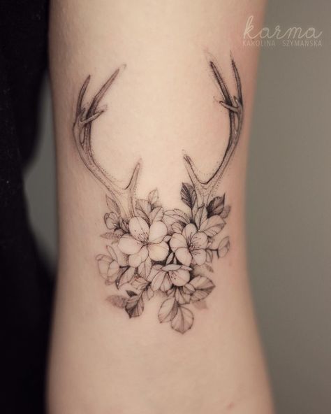 Floral Antlers Tattoo | Tattoo Ideas and Inspiration | karolinaszymanska_tattoo Antlers Tattoo, Antler Tattoos, Antler Tattoo, Hirsch Tattoo, Cowgirl Tattoos, Hunting Tattoos, Floral Antlers, Country Tattoos, Capricorn Tattoo