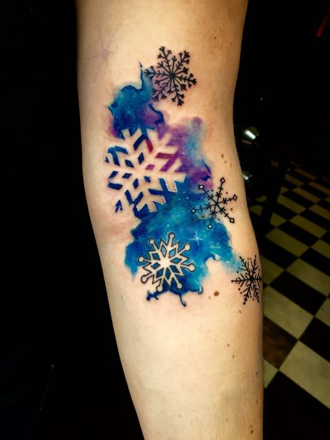 Watercolor snowflake tattoo by @lannigantattoos (Kyrsta Lannigan) at Hot Rod Bettie's in Salem, Oregon Snow Flake Tattoos For Women, Snowflake Shoulder Tattoo, Tattoos Snowflake, Tattoo Ideas Snowflake, Snowflake Tattoo, Winter Tattoo Ideas, Watercolor Snowflake Tattoo, Detailed Snowflake Tattoo, Tree Tattoo Forearm