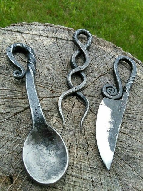 Medieval Camp, Blacksmith Tools, Blacksmith Projects, Diy Welding, Metal Working Projects, Kings And Queens, Fork And Spoon, Horseshoe Art, Forging Metal