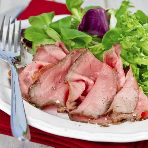 How to Heat Up Deli Roast Beef | Livestrong.com Roast Beef Deli Meat, Roast Beef Lunch, Deli Roast Beef, Cooking Roast Beef, Sliced Roast Beef, Lunch Meat Recipes, Roast Beef Sandwiches, Meat Sandwich, Easy Meat Recipes