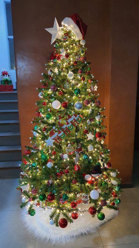 Árbol navideño con decoraciones en tonos rojo, verde y blanco.
Pie de árbol: alfombra blanca de pelo. Ideas Navideñas, Ideas Navidad, Creative Christmas Trees, Christmas Story, Christmas Deco, A Christmas Story, Decorating Tips, Time Of The Year, Wonderful Time