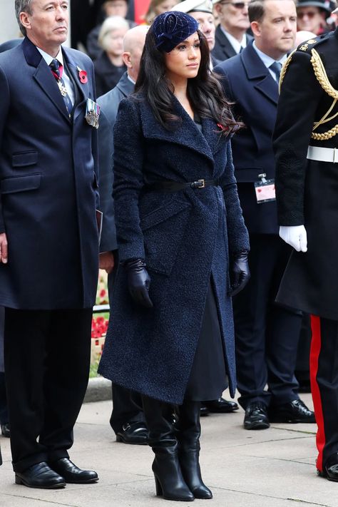 Meghan Markle’s Year In Style: A Return to Basics | Vanity Fair Meghan Markle Dress, Princ Harry, Meghan Markle Photos, Khaki Trench, Meghan Markle Style, Principe Harry, Navy Outfit, Weekly Outfits, Event Outfit