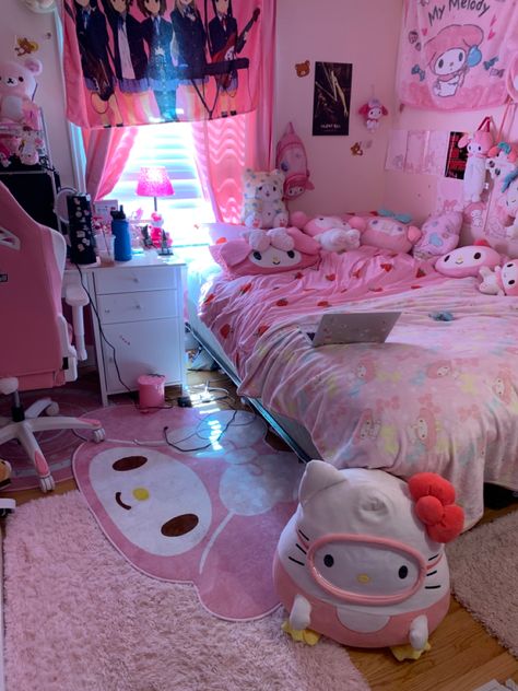 Room Inspiration Hello Kitty, My Melody Bedroom Aesthetic, Kawaii Maximalist Room, My Melody Bedroom, My Melody Room, Kawaii Bed, Cutecore Room, Hello Kitty Room, Sanrio Room