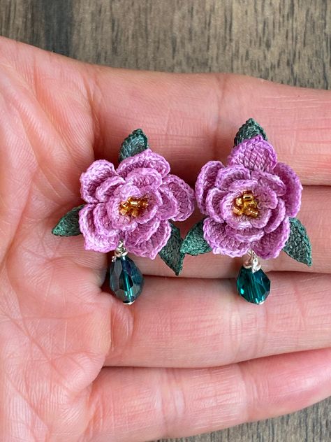 Crochet Flower Earrings, Engagement Party Cake, Earrings With Stones, Fondant Flower Tutorial, Contemporary Handmade Jewelry, Crochet Jewellery, Crochet Jewelry Patterns, Earrings Ideas, Crochet Hair Accessories